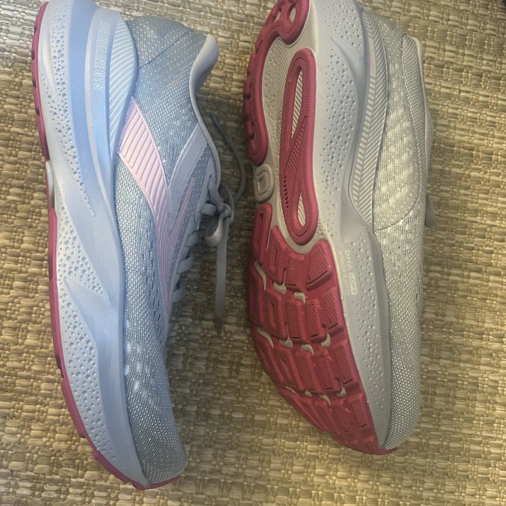 Brooks Adrenaline Women’s Light Gray Running Shoes with Pink Logo 7 wide - Picture 2 of 7